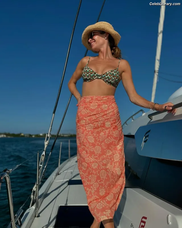 Naomie Olindo photo 18 of 49