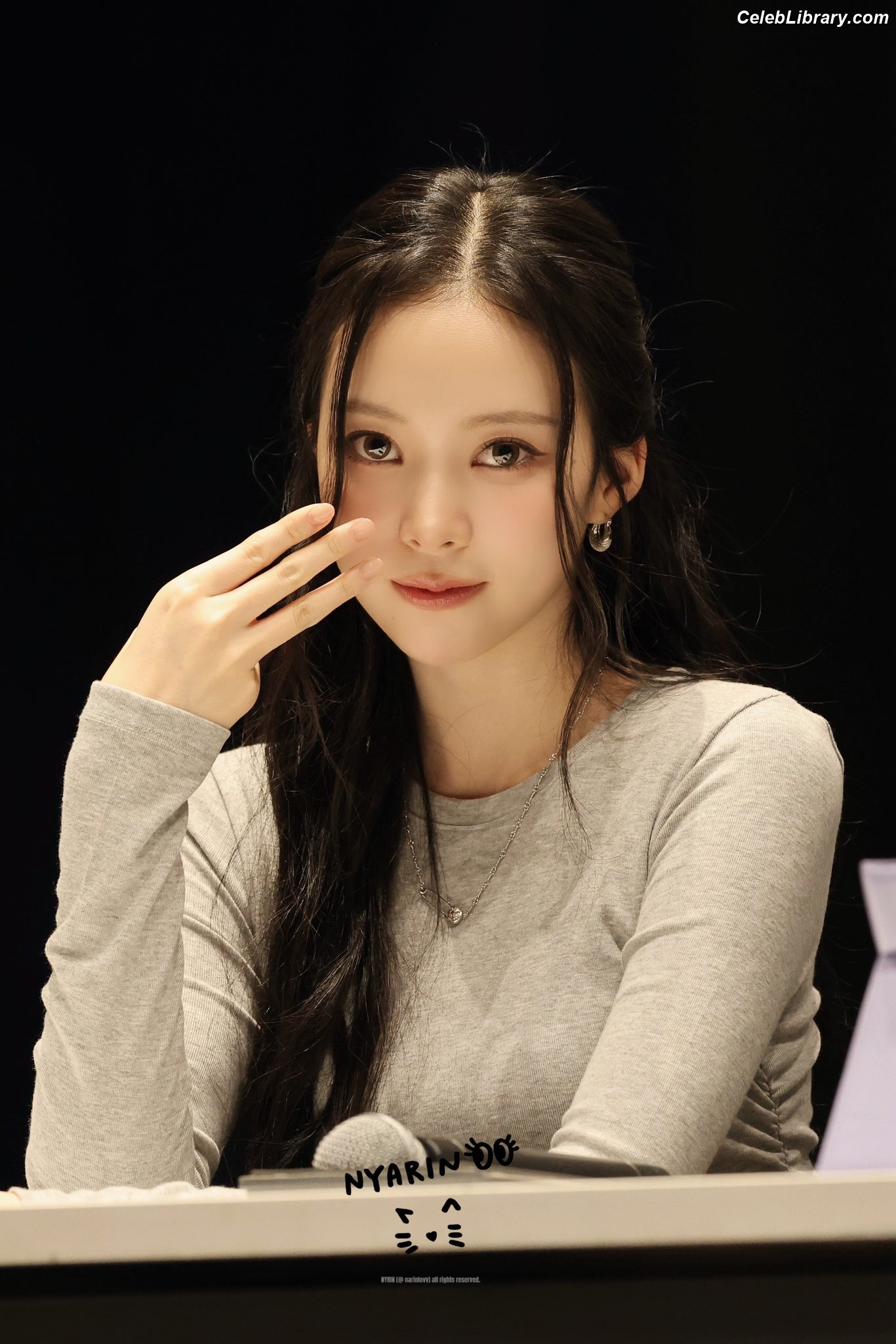 Narin (Na Rin) (MEOVV) photo 10 of 66