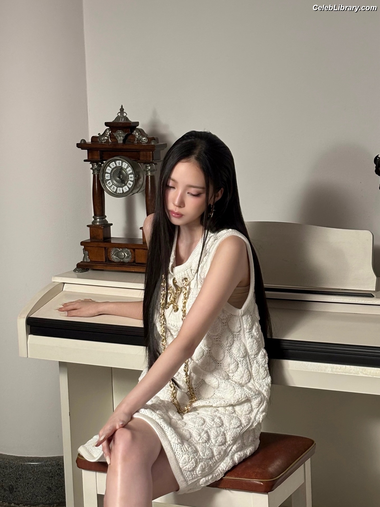 Narin (Na Rin) (MEOVV) photo 6 of 66