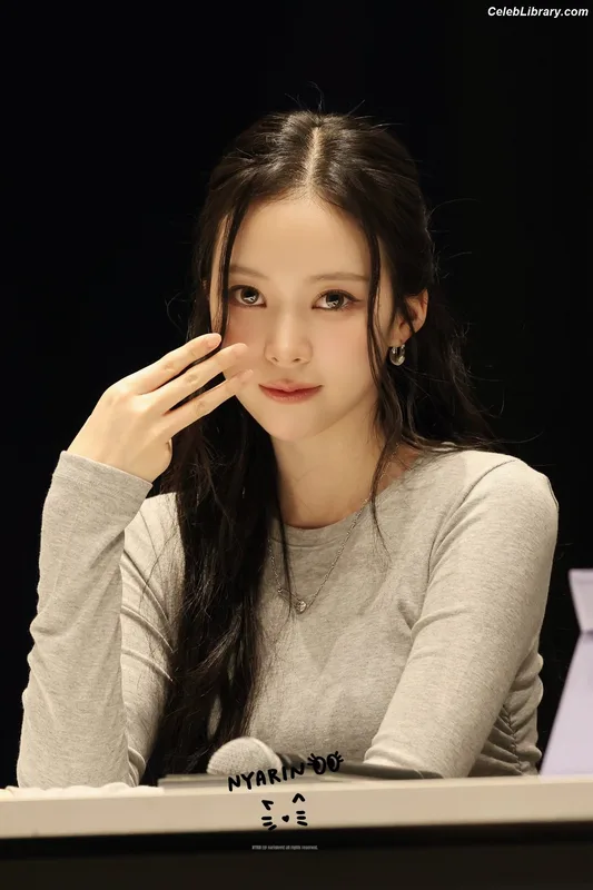 Narin (Na Rin) (MEOVV) photo 10 of 66