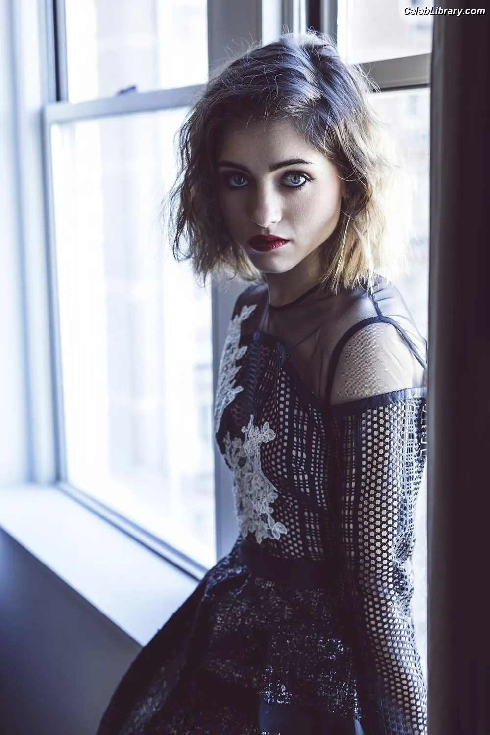 Natalia Dyer photo 2 of 977