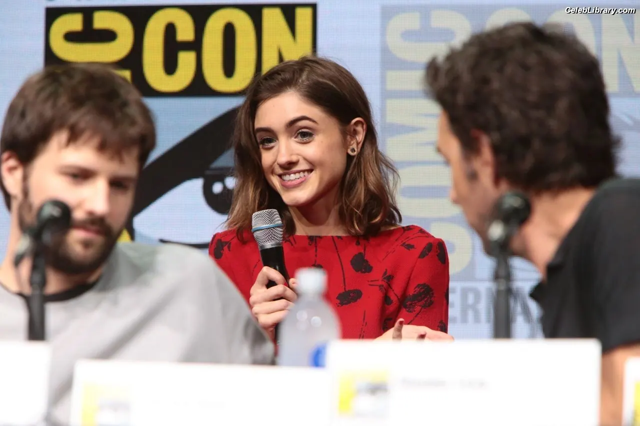Natalia Dyer photo 17 of 977