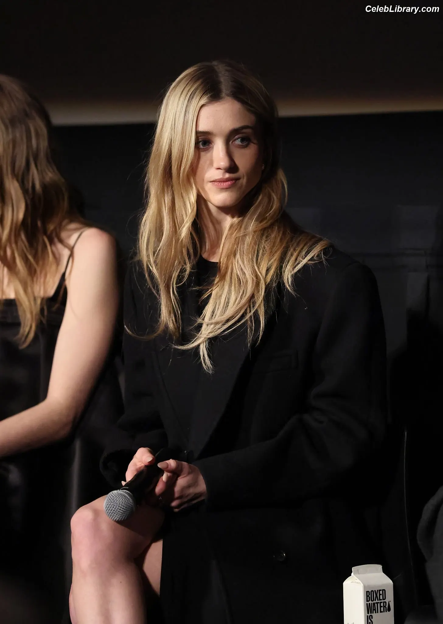 Natalia Dyer photo 4 of 977