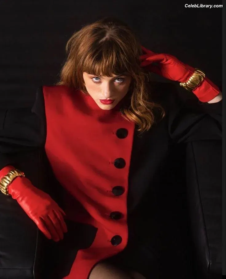 Natalia Dyer photo 8 of 977