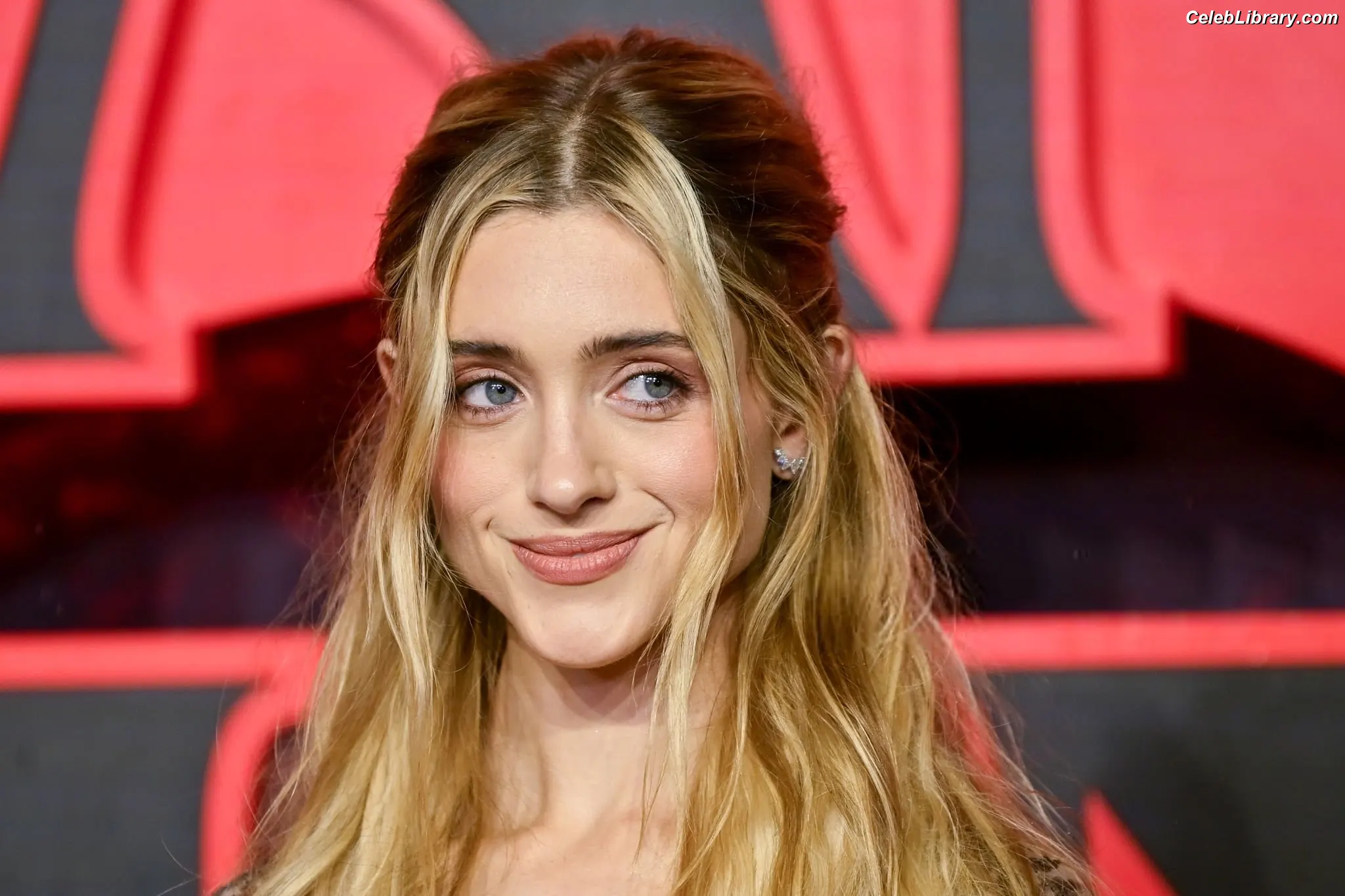 Natalia Dyer photo 21 of 977