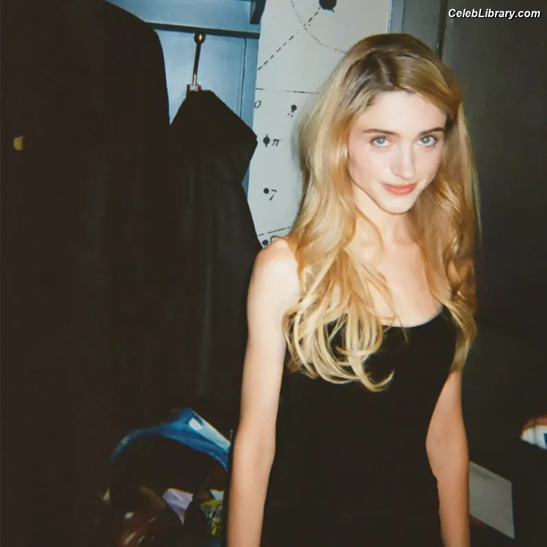 Natalia Dyer photo 3 of 977