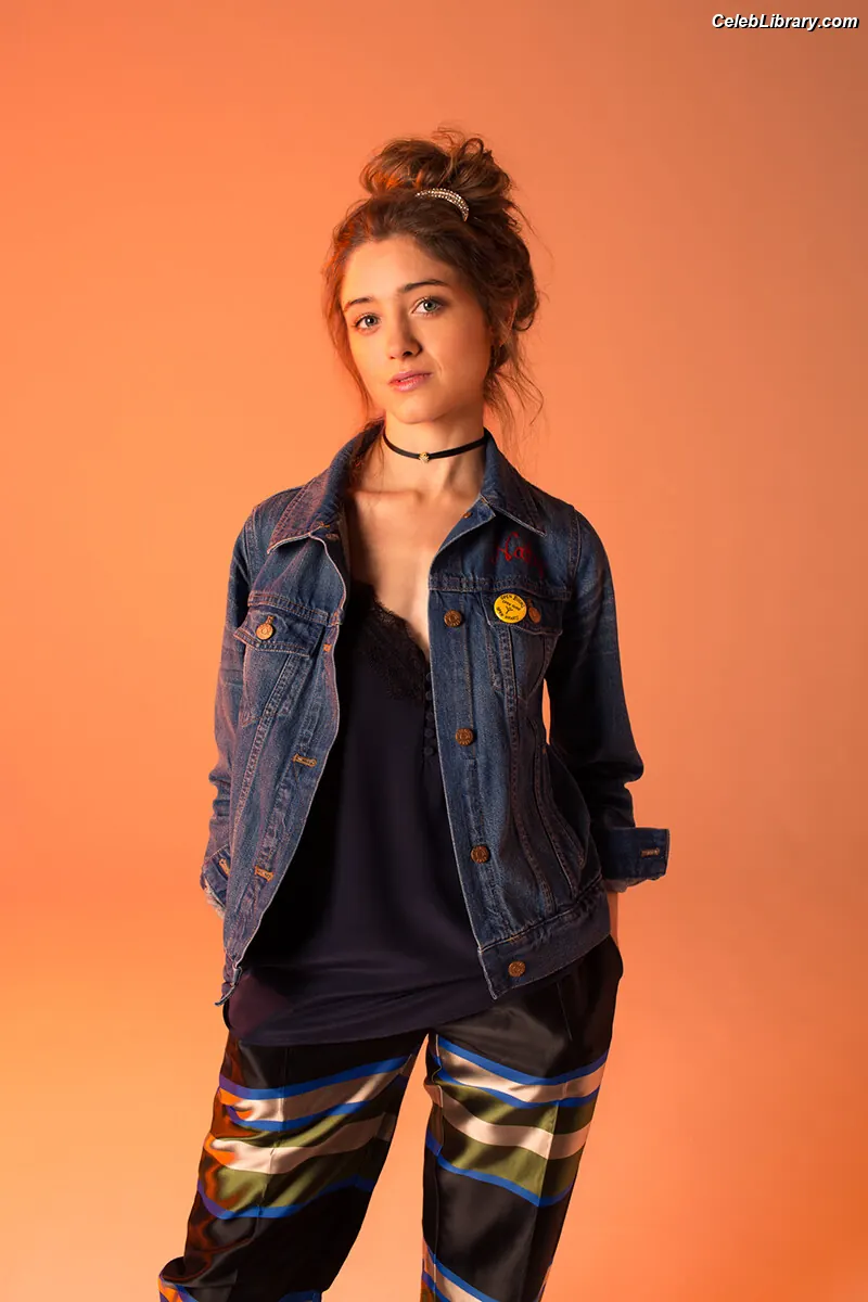 Natalia Dyer photo 7 of 977