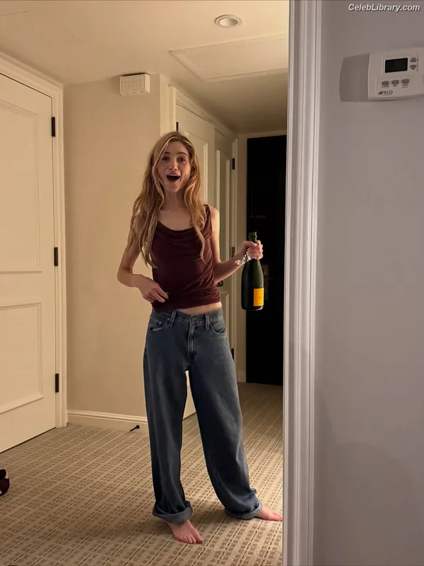 Natalia Dyer photo 3 of 978