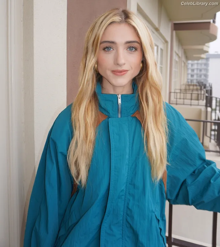 Natalia Dyer photo 4 of 978