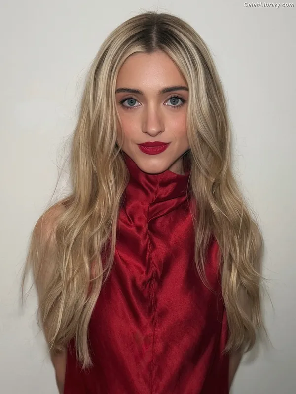 Natalia Dyer photo 10 of 978