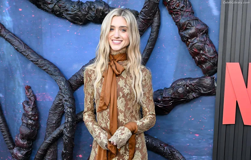 Natalia Dyer photo 1 of 978