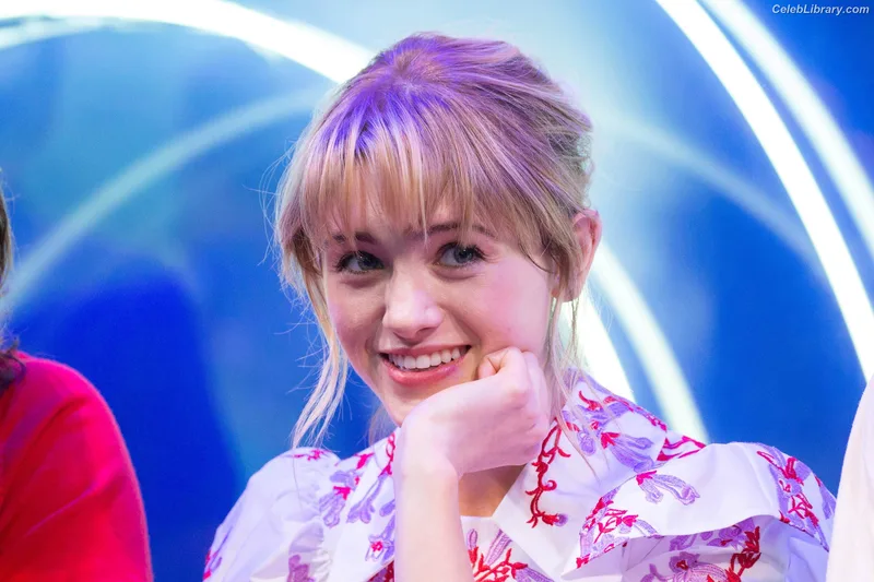 Natalia Dyer photo 18 of 978