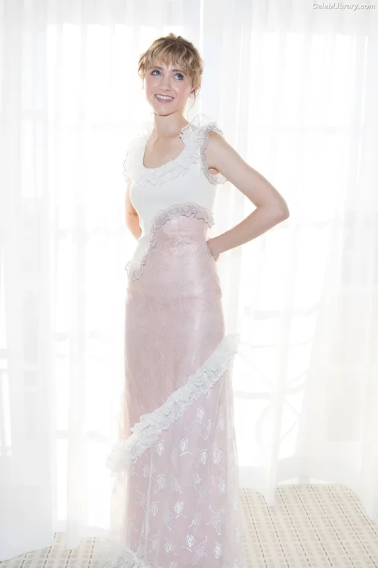 Natalia Dyer photo 8 of 978