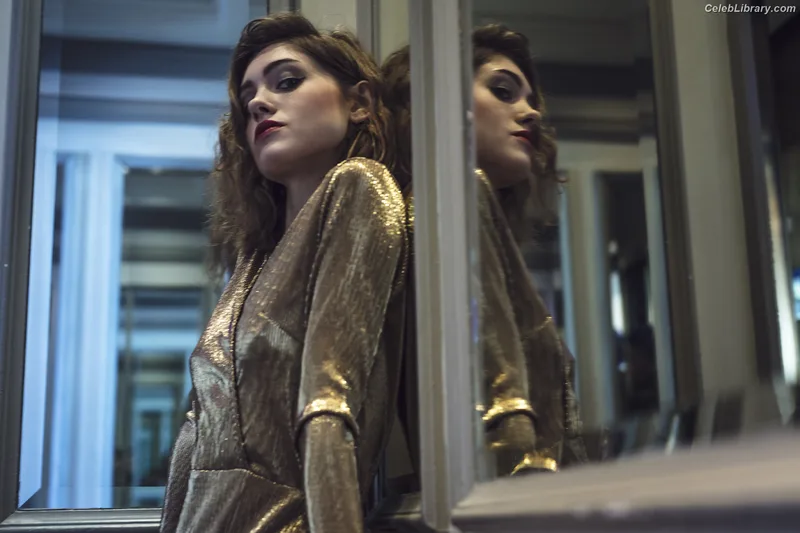 Natalia Dyer photo 10 of 978