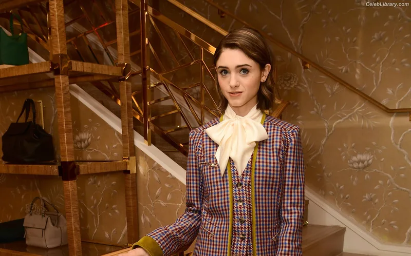 Natalia Dyer photo 1 of 978