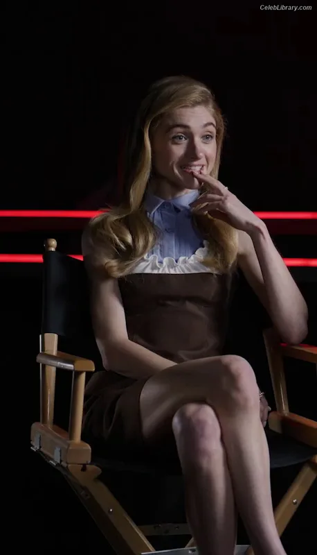 Natalia Dyer photo 4 of 978