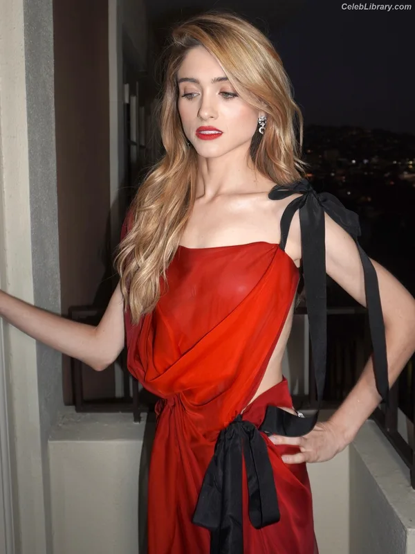 Natalia Dyer photo 5 of 978