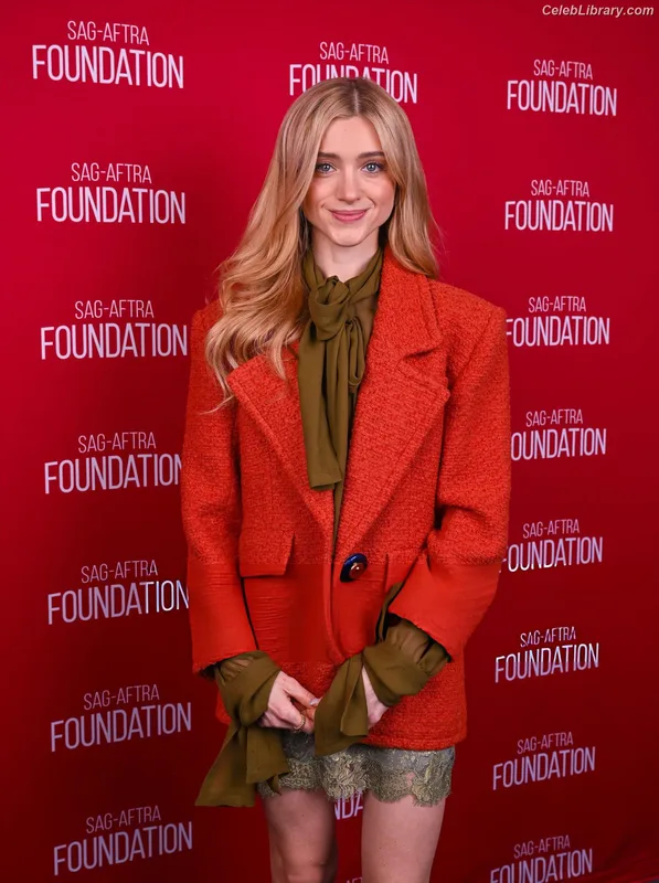 Natalia Dyer photo 10 of 978