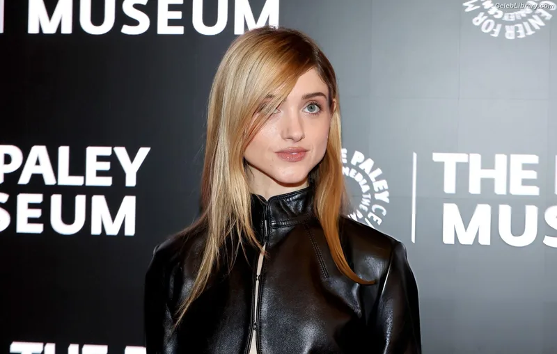 Natalia Dyer photo 5 of 978