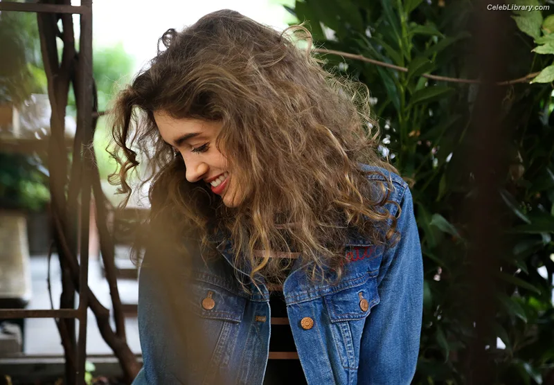 Natalia Dyer photo 9 of 978