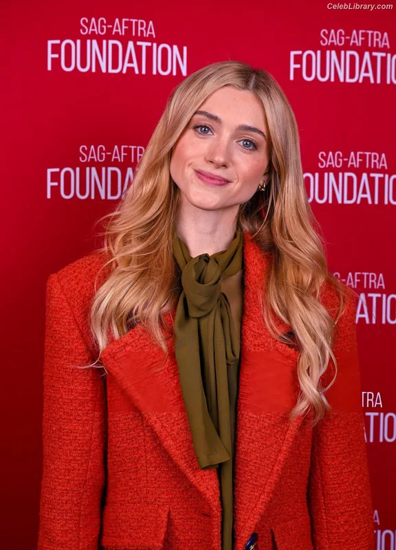 Natalia Dyer photo 11 of 978