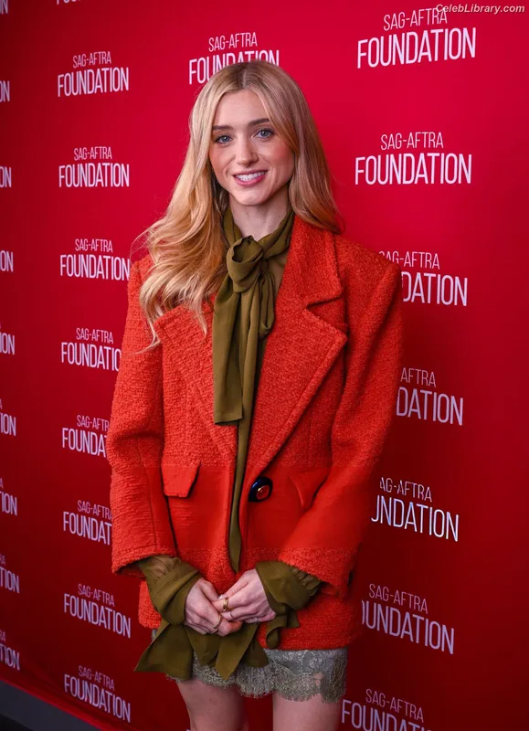 Natalia Dyer photo 10 of 978