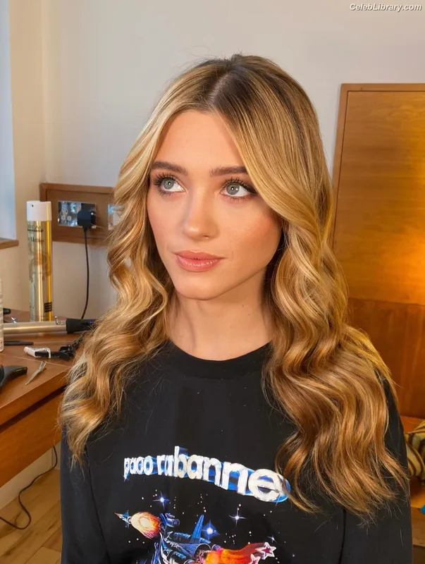 Natalia Dyer photo 21 of 978