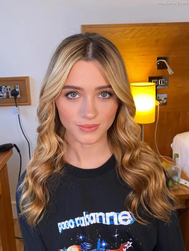 Natalia Dyer photo 22 of 978