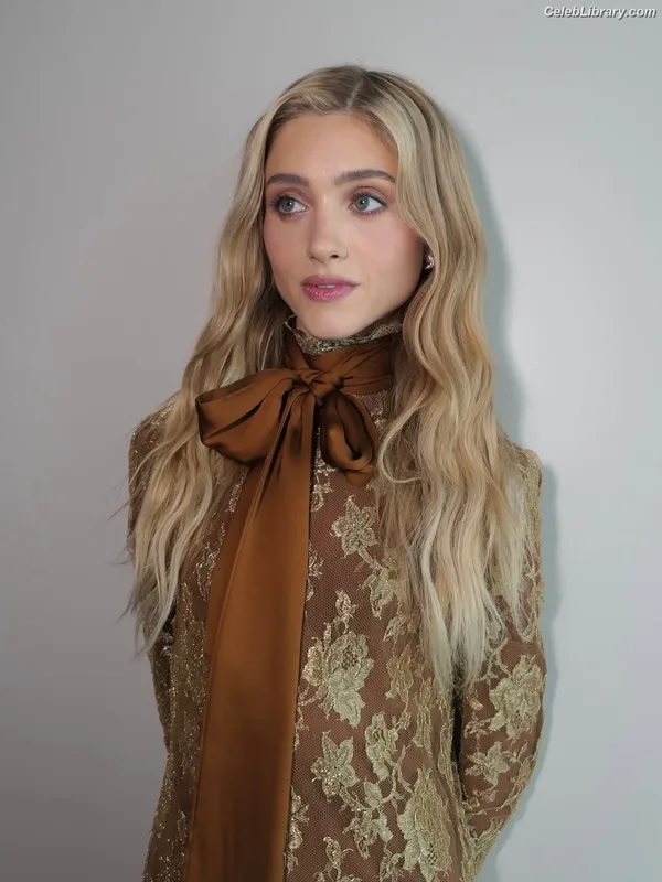 Natalia Dyer photo 13 of 978