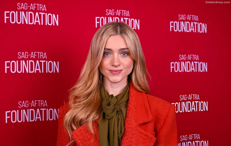 Natalia Dyer photo 4 of 978