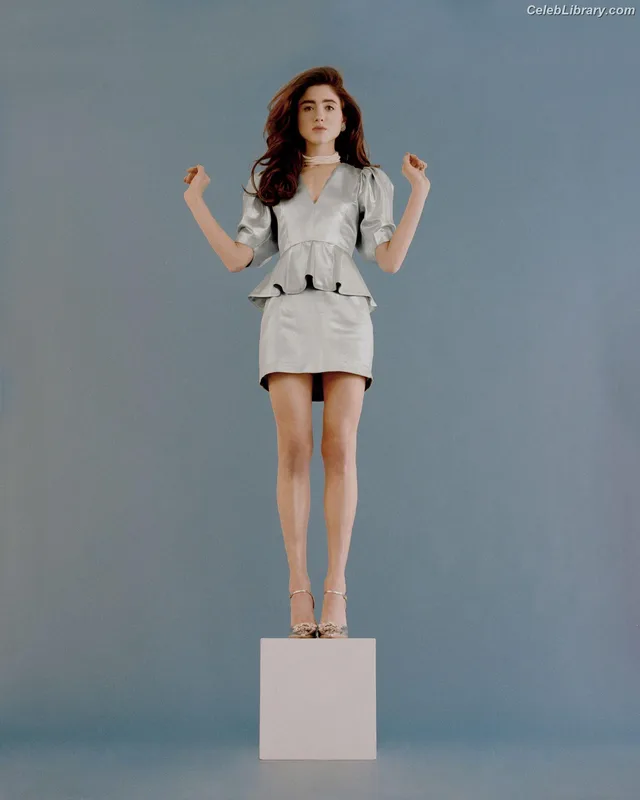 Natalia Dyer photo 1 of 978