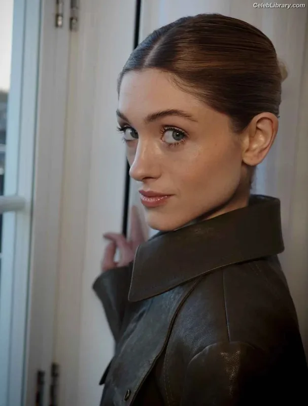 Natalia Dyer photo 4 of 978