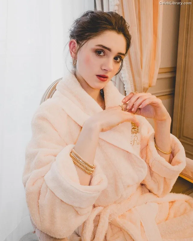 Natalia Dyer photo 1 of 978