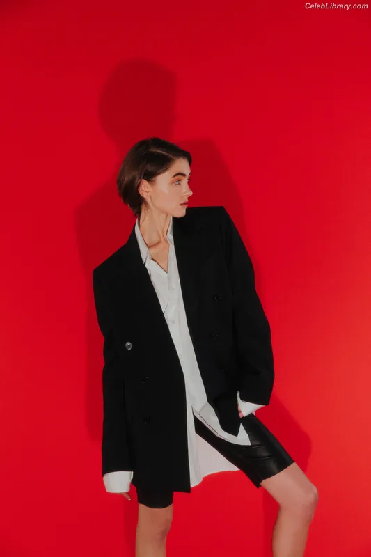 Natalia Dyer photo 4 of 978