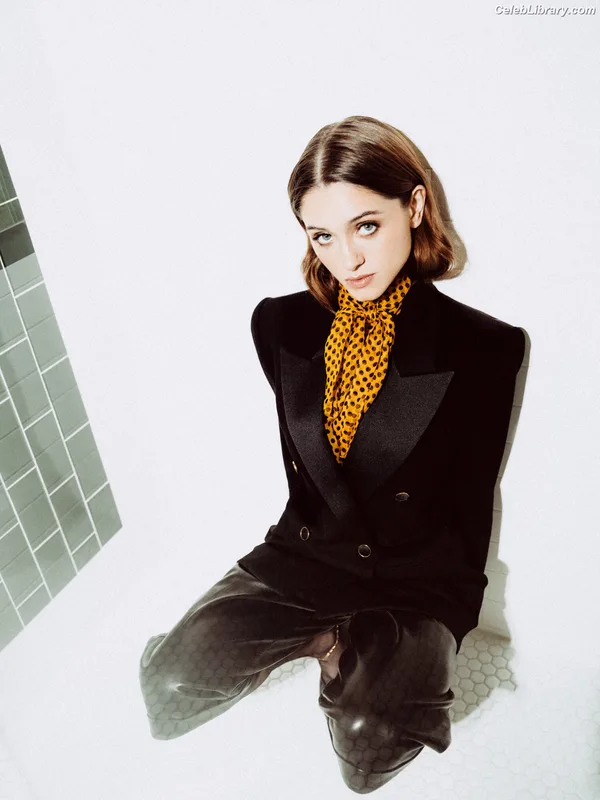 Natalia Dyer photo 9 of 978