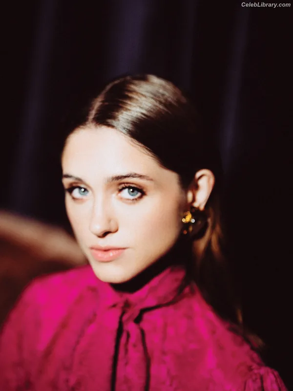 Natalia Dyer photo 11 of 978