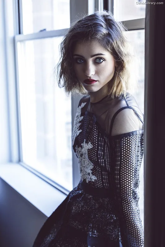 Natalia Dyer photo 2 of 978