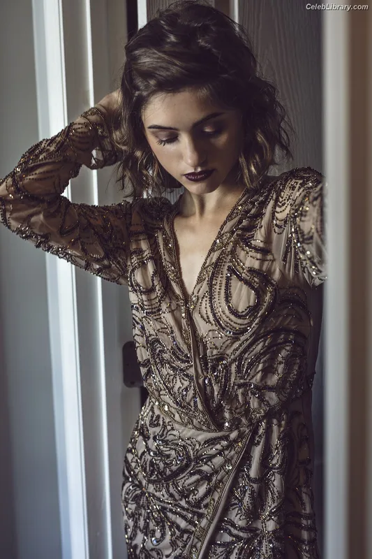 Natalia Dyer photo 10 of 978