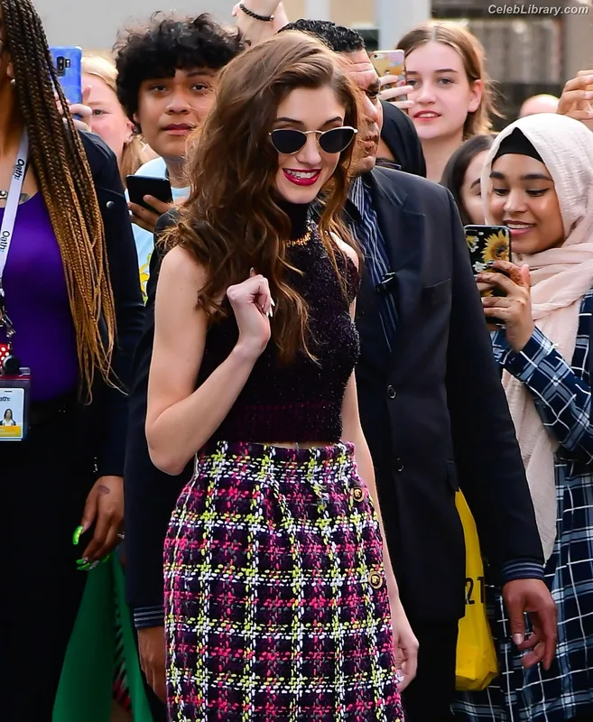 Natalia Dyer photo 12 of 978