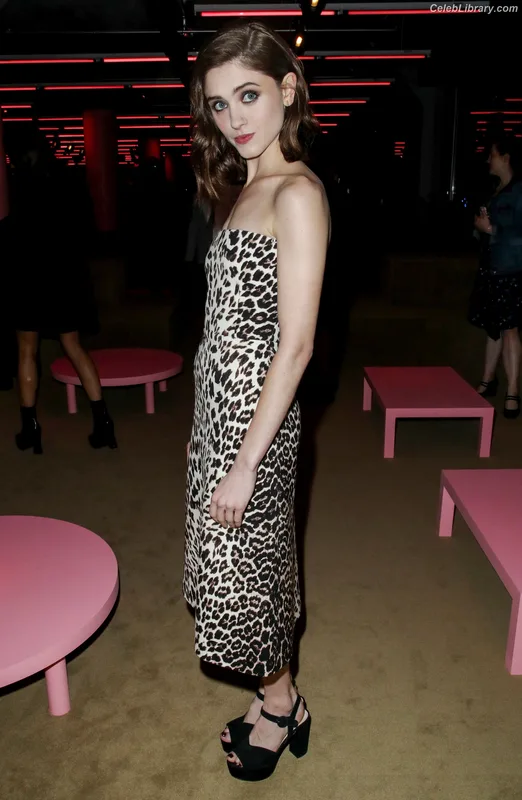 Natalia Dyer photo 3 of 978