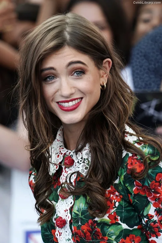 Natalia Dyer photo 2 of 978