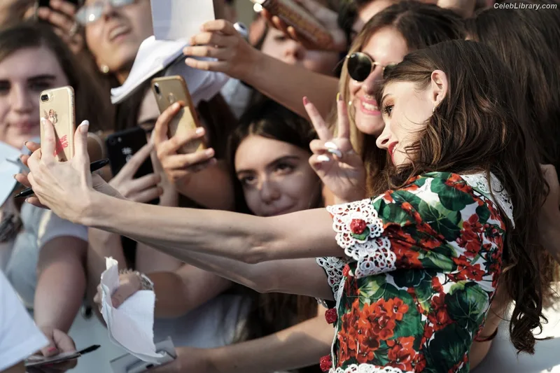 Natalia Dyer photo 11 of 978