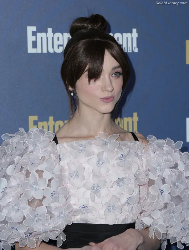 Natalia Dyer photo 1 of 978