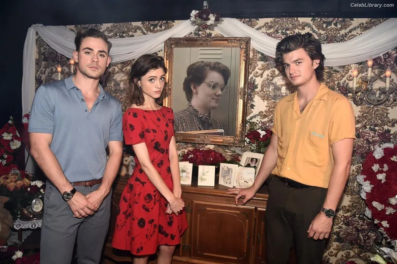 Natalia Dyer photo 5 of 978