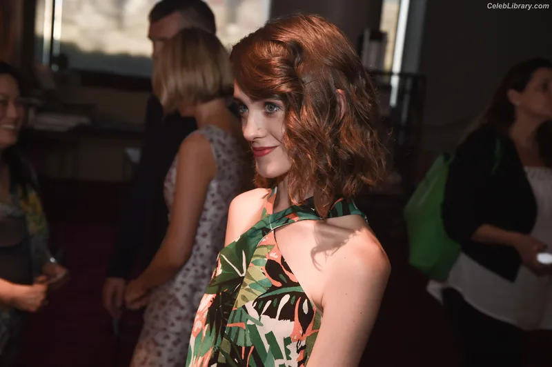 Natalia Dyer photo 12 of 978