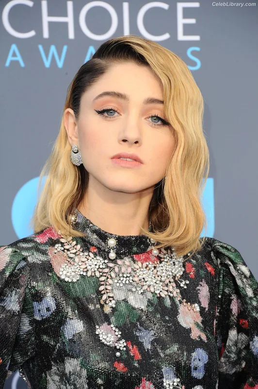 Natalia Dyer photo 10 of 978