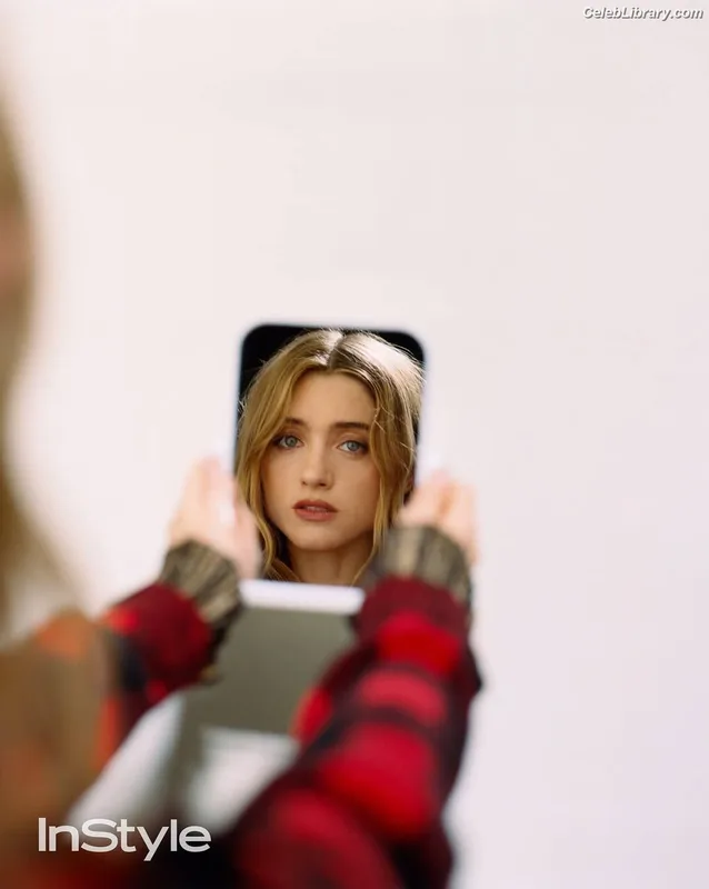 Natalia Dyer photo 7 of 978