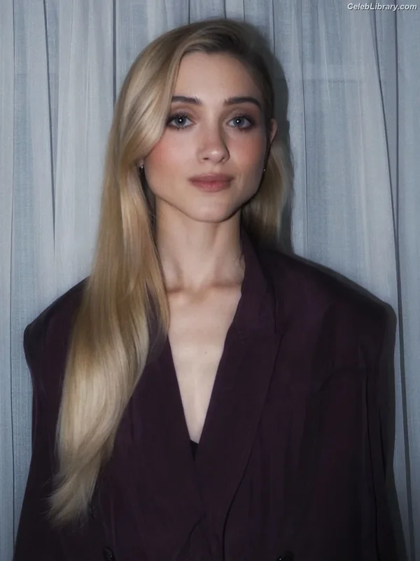 Natalia Dyer photo 13 of 978