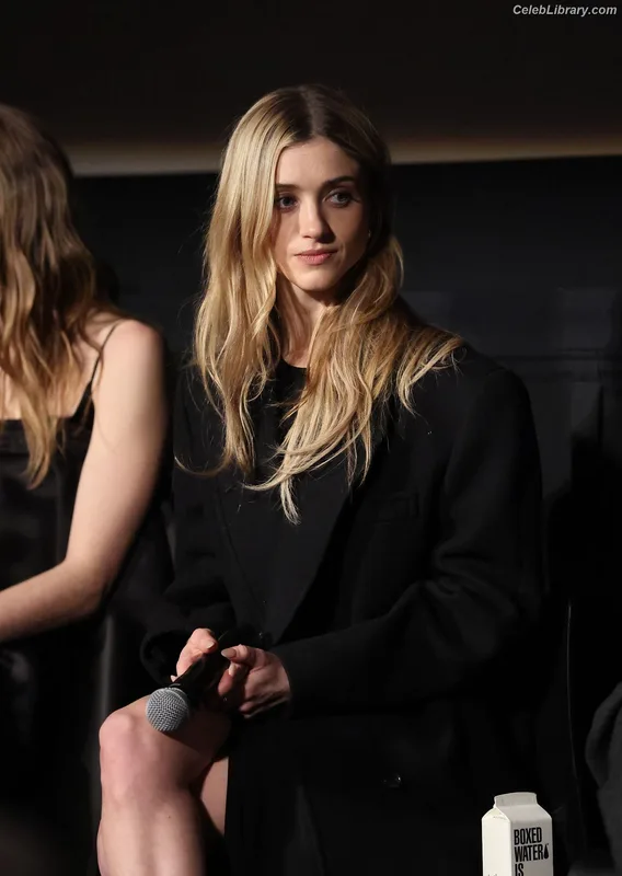 Natalia Dyer photo 4 of 978