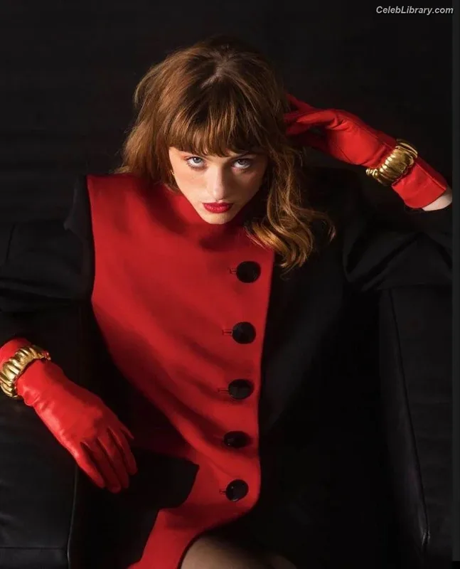 Natalia Dyer photo 8 of 978